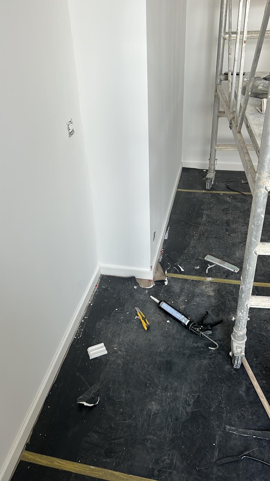 Pièce blanche avec porte et sol carrelé
