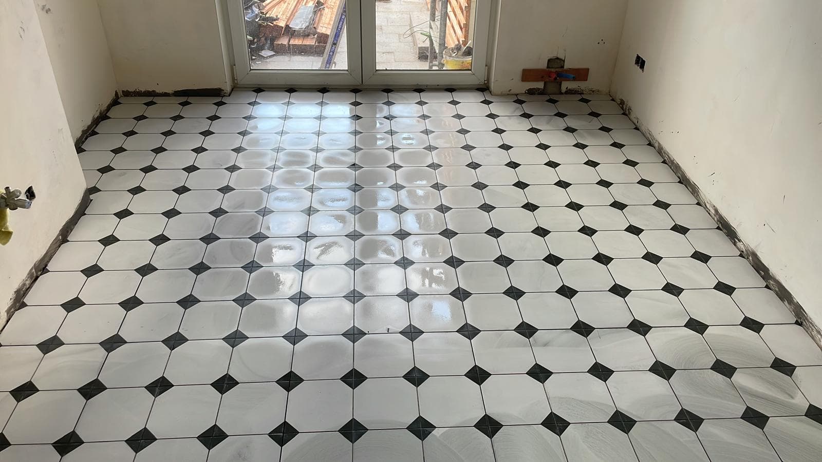 Sol damier noir et blanc fini avec lumière du jour