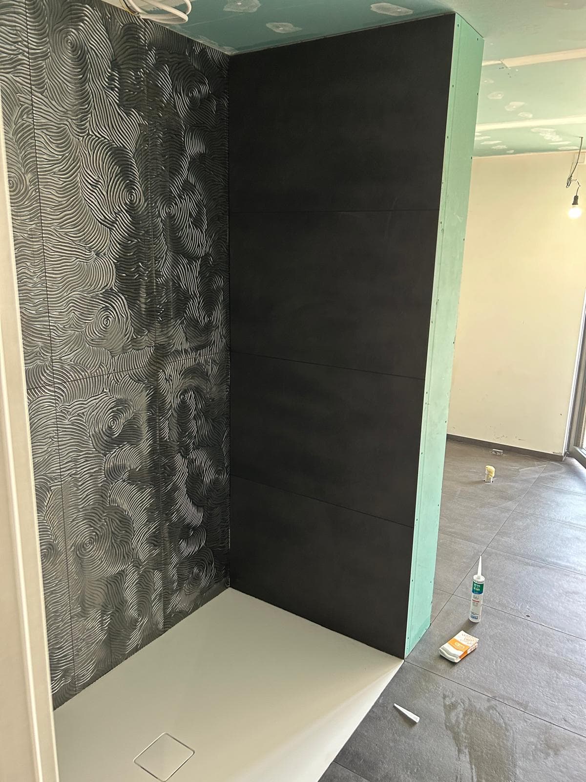 Vue large de la douche finie avec carrelage anthracite